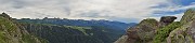 44 Vista panoramica verso la cima dello sperone roccioso del Mincucco (1832 m), sulla quale si erge croce in legno